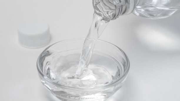 Envase de vinagre para colocar al lado de la estufa | Foto: Referencial