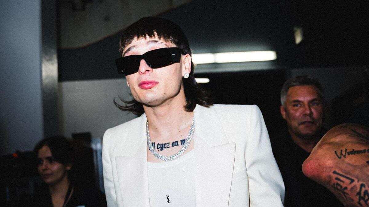 Fanáticos critican a Peso Pluma: “nunca anda en sus cinco sentidos”.