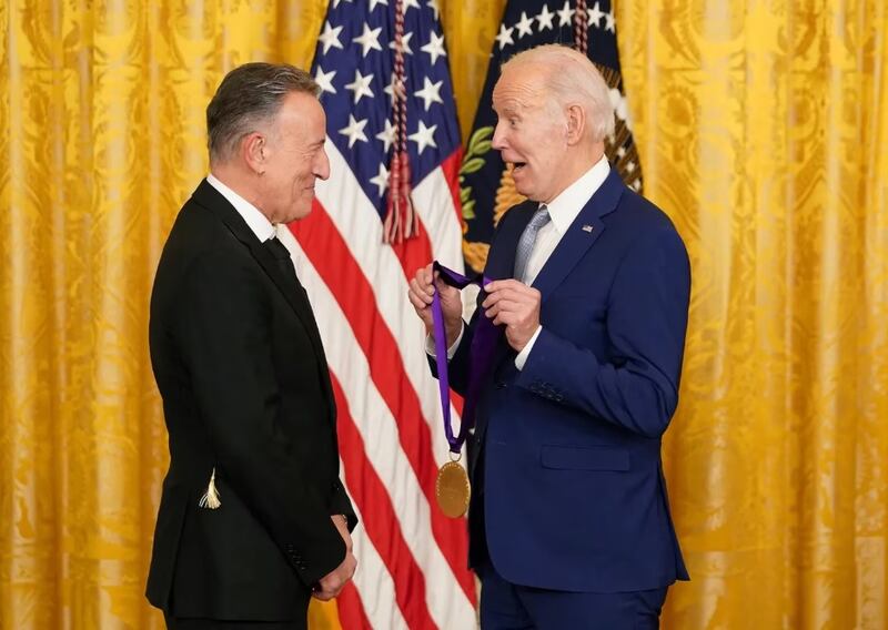 Joe Biden condecoró a Bruce Springsteen.