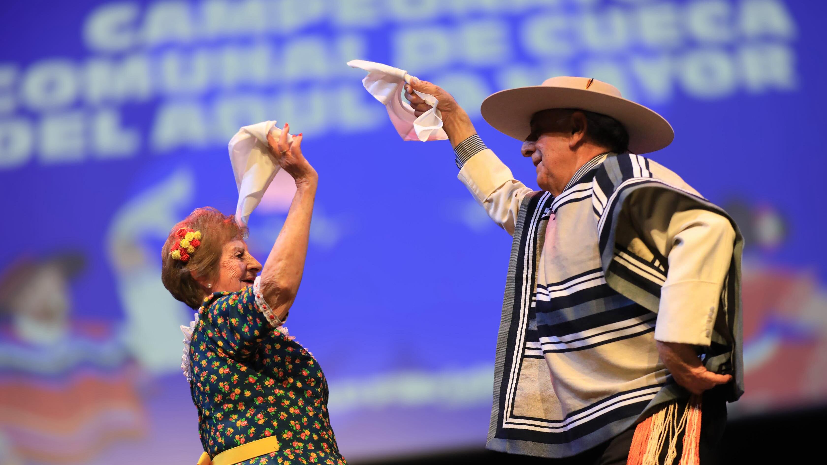 Pareja bailando pie de cueca
