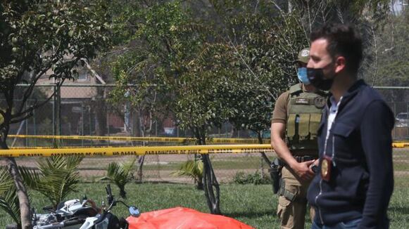 Un motochorro murió abatido por un funcionario de la PDI, el que usó su arma de servicio luego que el individuo intentara atropellarlo. Todo ocurrió luego que el fallecido perpetrara el robo de un celular.