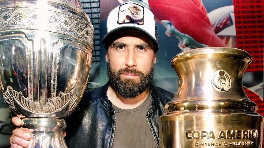 El arquero chileno no descartó la idea de incursionar en una de las nuevas ligas millonarias del fútbol mundial.