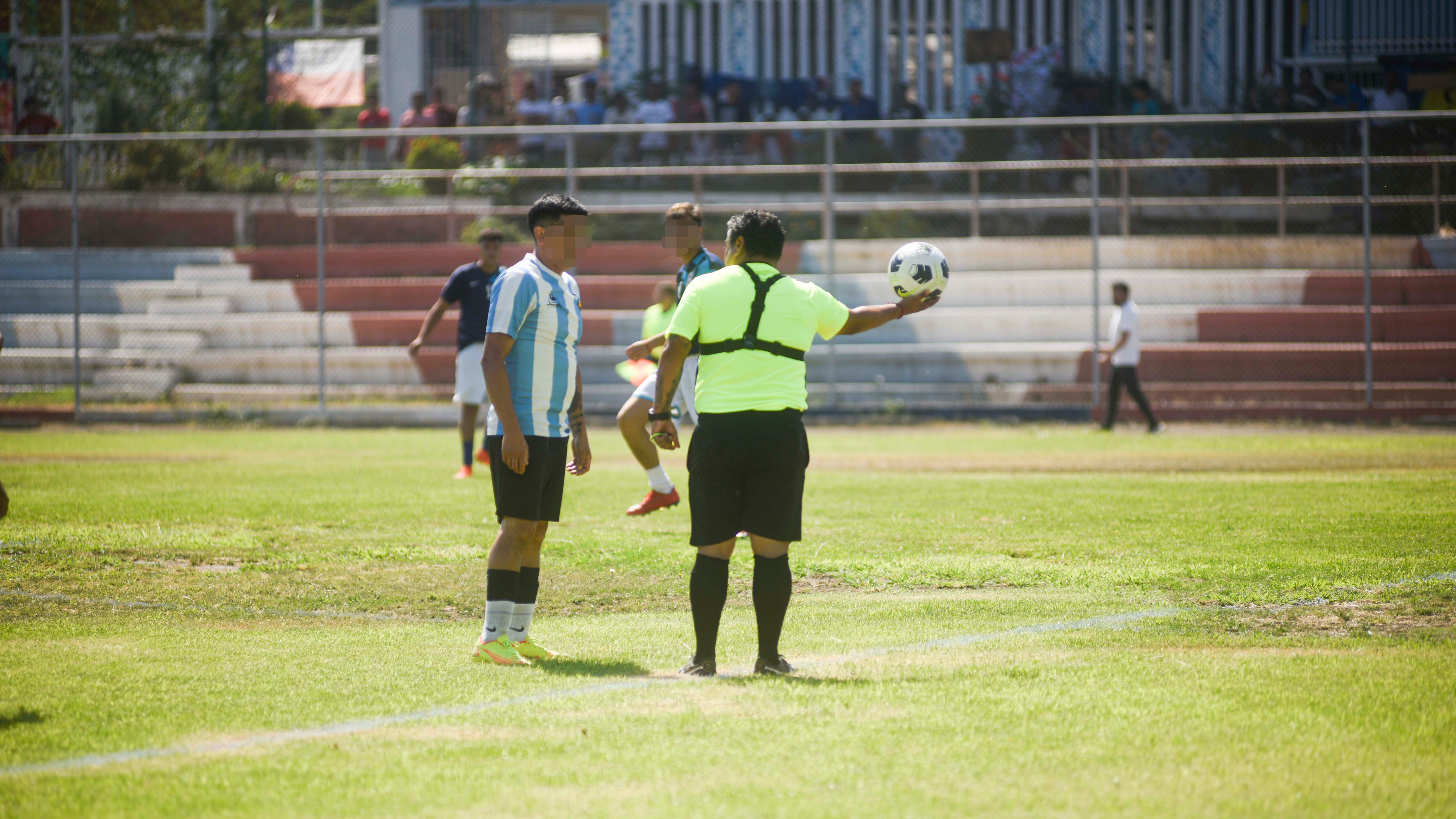 Reclusos estudiaron para ser árbitros de fútbol amateur