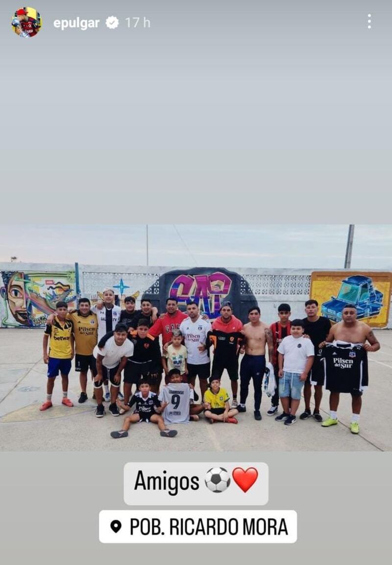 Erick Pulgar exhibiéndose con la camiseta de Colo Colo