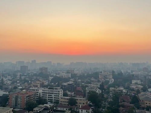 Santiago amanece bajo el humo por incendio forestal: Minsal llama a extremar cuidados