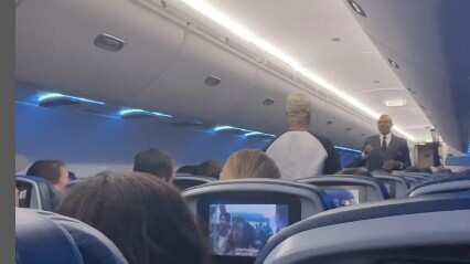 Bobbi Storm tuvo que callar ante la advertencia de que sería expulsada del avión