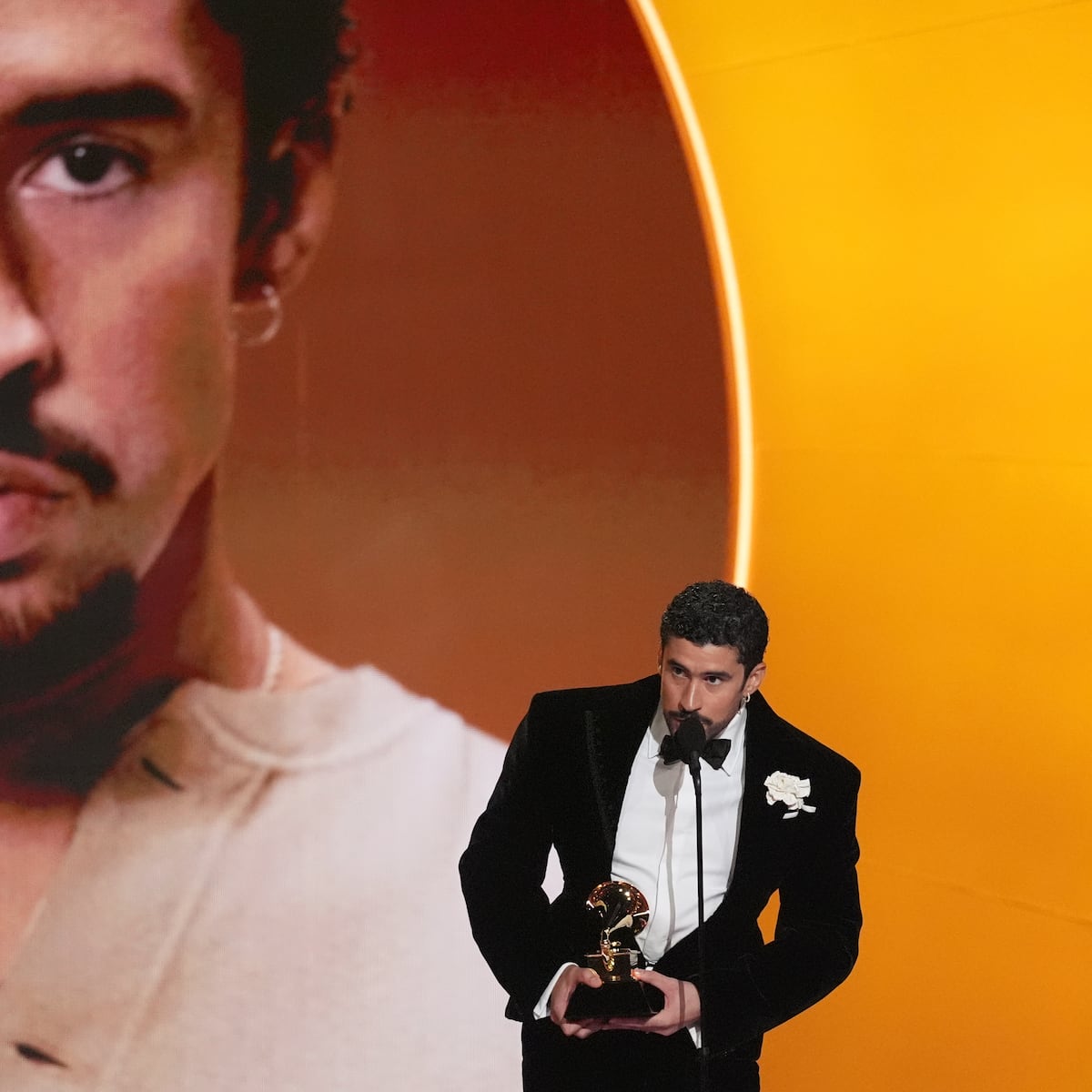 Bad Bunny dedica mensaje a ICE en los Grammy 2026 Bad Bunny dedica mensaje a ICE en los Grammy 2026