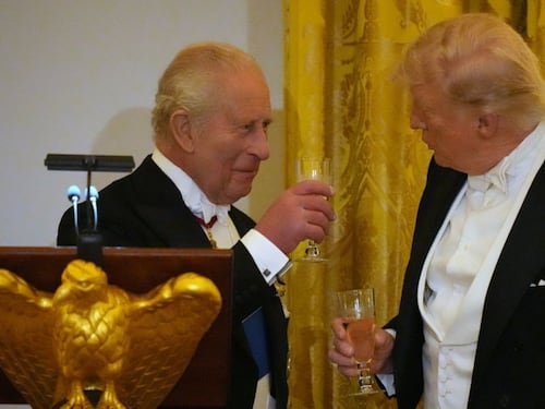 El rey Carlos III lanza dardo a Trump: “Ustedes estarían hablando francés”