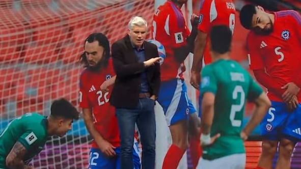 El periodista deportivo criticó duramente la actuación de Chile y del entrenador de la Roja, Ricardo Gareca, luego de la histórica derrota sufrida ante Bolivia en el Estadio Nacional.