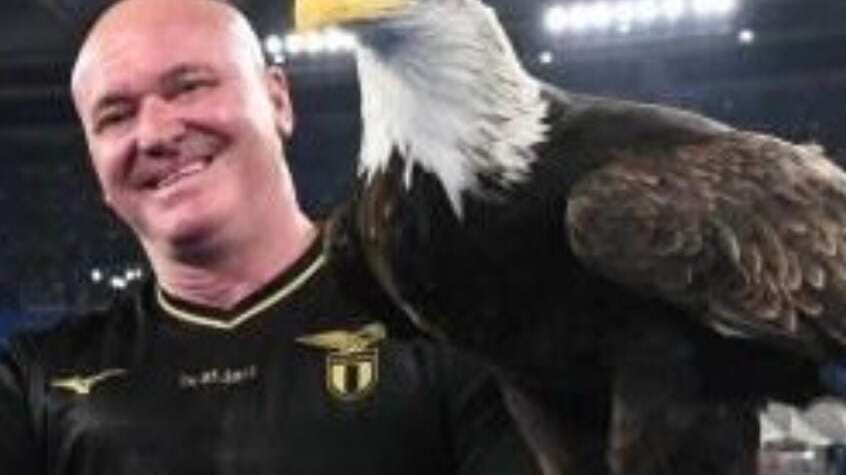 Juan Bernabé cuidador de aguila Olimpia, mascota del club la Lazio.
