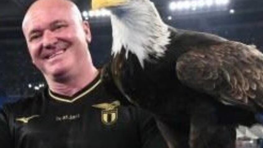 Juan Bernabé cuidador de aguila Olimpia, mascota del club la Lazio.
