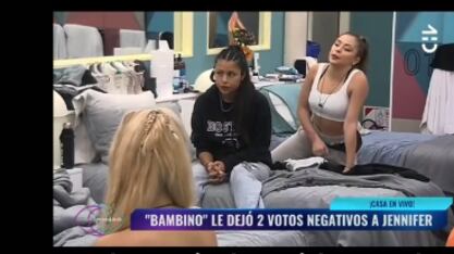 La teorías conspirativas sobre Gran Hermano se tomaron las redes sociales. Distintos usuarios comentaron un curioso video donde se ve a varios integrantes del reality de CHV conversando en un dormitorio, supuestamente, sobre las personas que nominarían a placa de eliminación. Conversación que está prohibida por reglamento al interior del encierro.
Ya son conocidos los casos en la versión de Argentina, cuando los participantes hablaban en clave sobre sus compañeros, nombrándolos por ciudades del país. Diciendo, por ejemplo, que viajarían a Córdoba, esto en alusión a una de las participantes.
Debido a estos antecedentes, se especuló que los actuales integrantes de Gran Hermano Chile habrían hecho exactamente lo mismo, pero refiriéndose a los huevos que tenían cada uno para comer.