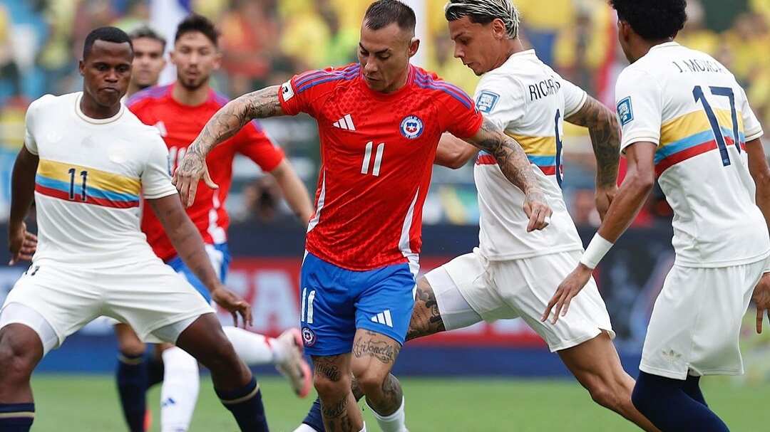 El delantero nacional jugó casi en solitario en la delantera, donde debió soportar la dureza de la marca colombiana.