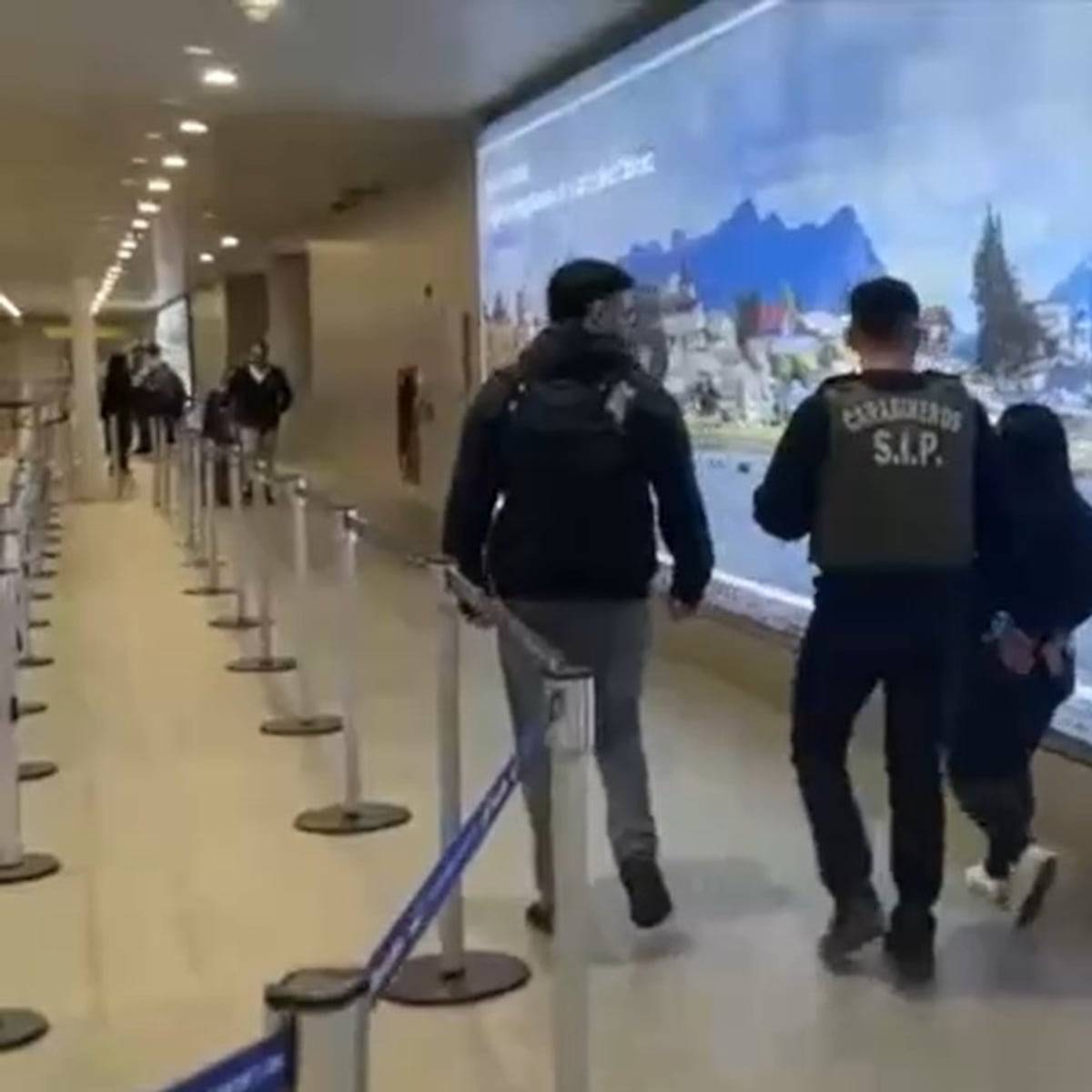 Detienen a dos mujeres en aeropuerto de Santiago por estafa con tarjetas bancarias Detienen a dos mujeres en aeropuerto de Santiago por estafa con tarjetas bancarias