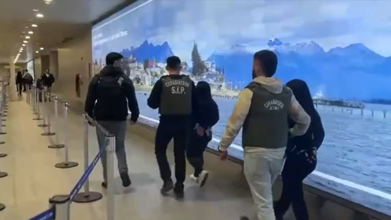 Detienen a dos mujeres en aeropuerto de Santiago por presunta estafa con tarjetas bancarias