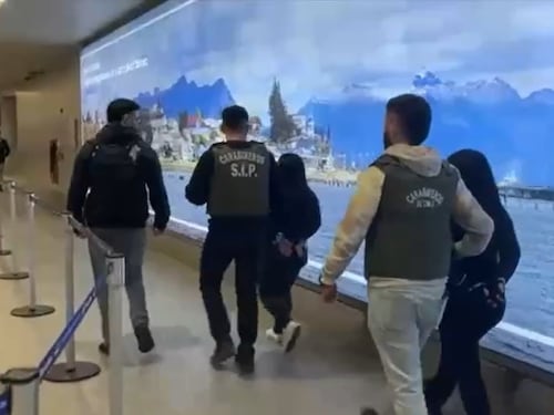 Detienen a dos mujeres en aeropuerto de Santiago por presunta estafa con tarjetas bancarias