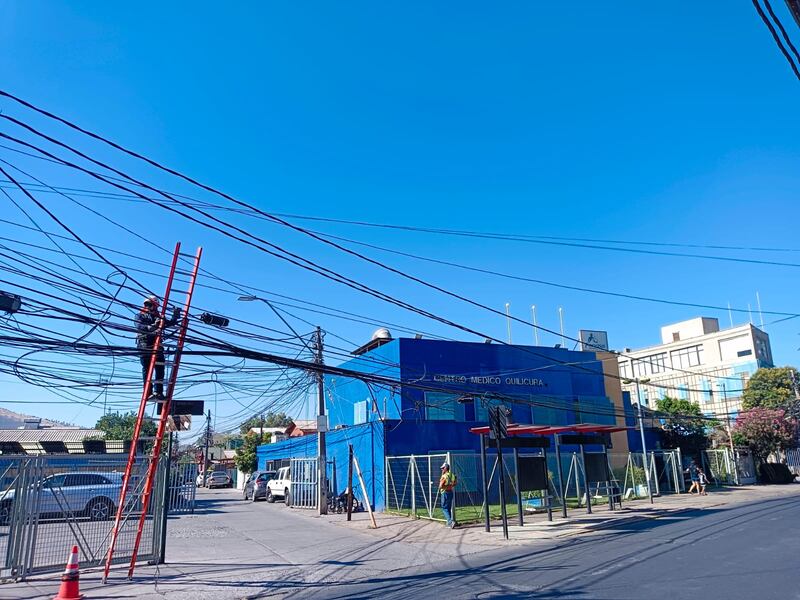 Quilicura comienza el retiro de 74 kilómetros de cables en desuso bajo la Ley "Chao Cables"