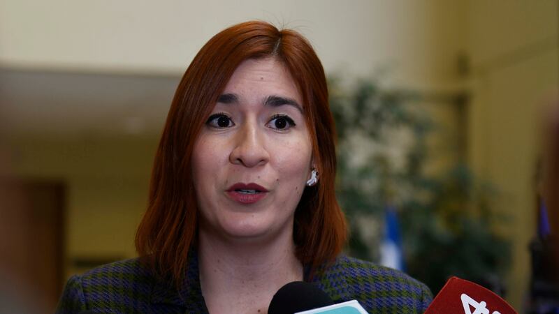 “Esto es parte de una tradición”: diputada Catalina Pérez se defendió de las críticas por lanzar dulces a niños en Antofagasta
