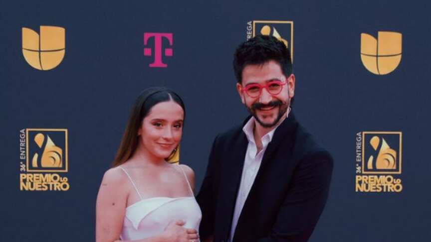 Así fue la primera alfombra roja de Camilo y Evaluna mostrando su ‘pancita’ en los  ‘Premios Lo nuestro’