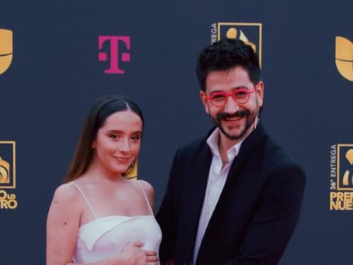 Así fue la primera alfombra roja de Camilo y Evaluna mostrando su ‘pancita’ en los  ‘Premios Lo nuestro’