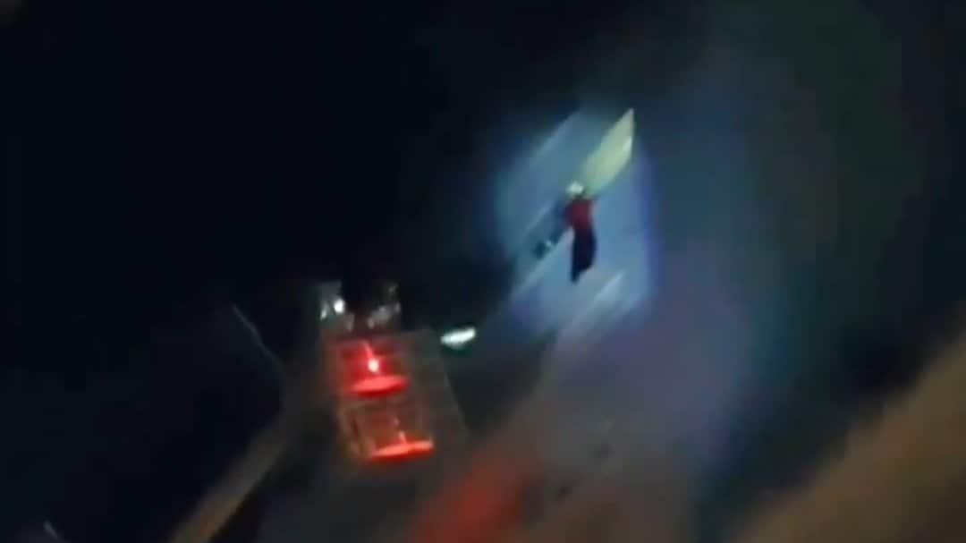 Francisco Duarte colgando desde el piso 11