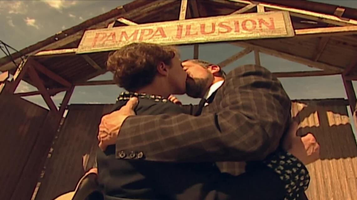 Sin embargo, hubo una crítica que se repitió entre los televidentes de la ficción, pues varios reclamaron que cortaron el último capítulo.
Esto, debido a que en la transmisión original del 2001, se mostró cómo lucían en la actualidad las oficinas de las salitreras, mientras de fondo se escuchaban poemas ligados a dicha parte de la historia.
Es por ello, que varios aseguraron en redes sociales que era “una falta de respeto”, considerando la relevancia de la ficción en aquella época.