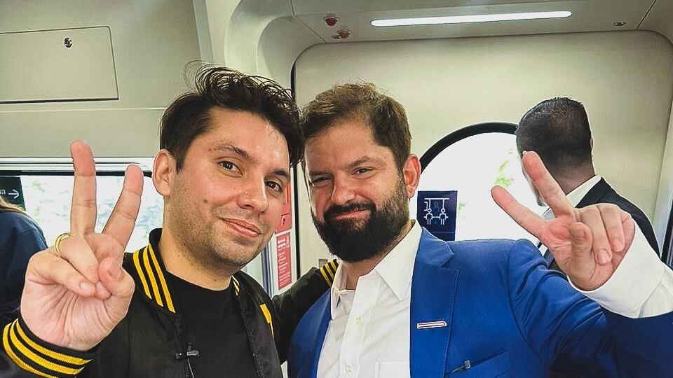 Una ola de negativas reacciones generó entre los cibernautas el especial saludo que el Presidente Gabriel Boric envió al comediante Fabrizio Copano por su próximo programa “El Antídoto”, que debuta el viernes 15 de marzo por las pantallas de Mega.
Esto, luego que ambos se “encontraran” en la inauguración del recorrido que une Curicó con Talca del tren rápido, situación que fue usada a modo de promoción para el espacio. Puesto que sería la primera entrevista que realizaría el comediante en su estelar.
Por esto motivo, durante un punto de Prensa, Boric se tomó un segundo para saludar a Copano frente a la audiencia y los invitó a ver el espacio de humor.
Sin embargo, a los cibernautas no les causó ninguna gracia y se fueron en picada, considerando que el Mandatario tiene que dedicarse exclusivamente a gobernar sin permiso para salirse de protocolo. Así de tajantes.
Reacciones molestas a saludo de Boric
“Recomendado por el mismísimo Presidente de la República. Con la aprobación de Gabriel Boric, El Antídoto con Fabrizio Copano se estrena este viernes 15 de marzo. ¡No se lo pierdan!”, escribieron desde la cuenta de Instagram de Mega, pero recibieron de su propia medicina.
“Mira po que estupidez más grande mientras el país se cae a pedazos el haciendo payasadas”, “Especialista en tren, el tren de Aragua”, “Ridículo Preocúpate mejor de la función q tienes q hacer como presidente... La delincuencia cada vez peor en chile”, “Pan y circo pal pueulo conocida táctica zurda”, fueron algunas de las reacciones.
De qué se trata El Antídoto
El comediante erradicado en Estados Unidos será el encargado de protagonizar el nuevo programa de humor, el que contará con una variedad de comediantes, actores y músicos de gran renombre nacional.
La música está a cargo de Pedropiedra, reconocido músico y compositor con 25 años de carrera, quien se desempeñará como el director de orquesta de la banda que acompañará al comediante en cada capítulo.
Según el adelanto del espacio de Mega, Copano no estará solo en la pantalla y es que compartirá con diversos rostros del mundo de la comedia y de la televisión, entre ellos: Karol Blum, María José Quiroz, Kurt Carrera, Matías Tamayo, Rodrigo Vásquez, más conocido como Altoyoyo y el triunfador del Festival de Viña del Mar 2024, Luis Slim