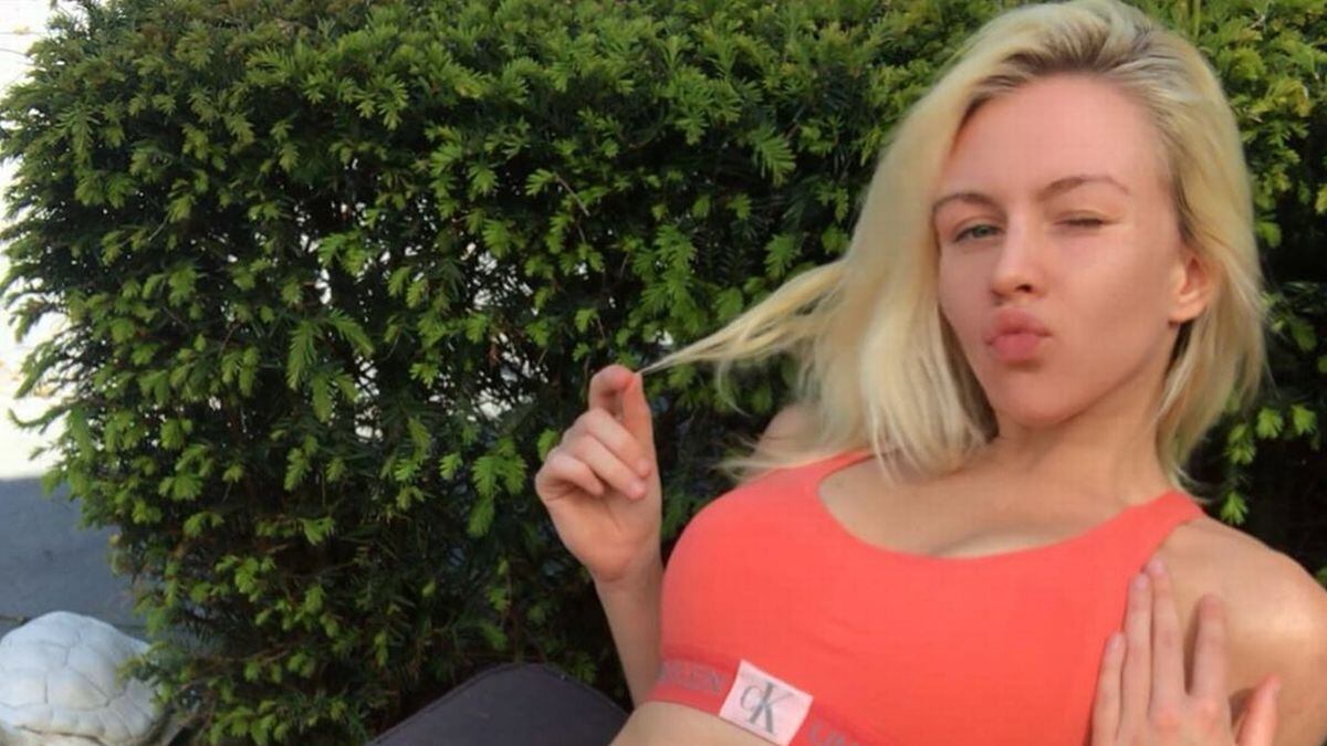 Modelo de OnlyFans revela que la sigue el maestro que la molestaba en su escuela.