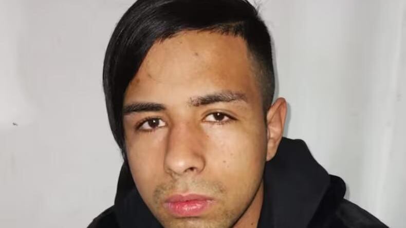 No es el “miembro más importante” de la organización criminal, pero sí él único que permanece prófugo tras escapar de una comisaría de La Pintana la noche del martes, junto a otros tres compañeros de delitos pertenecientes a la temida banda “Vaster Miller”.
Se trata de Alexander Palominos Gacitúa, delincuente de 18 años de edad, con nacionalidad chilena, quien cuenta con un prontuario por homicidios, tráfico de drogas y armas, entre otros delitos.
De tez morena, contextura delgada y pelo negro, corto, con un fleco, la Fiscalía lo cataloga como el encargado de guardar y distribuir la droga en menores cantidades.
“No es un miembro importante de la organización, sino que está entre los eslabones de la guarda y distribución de droga en menores cantidades”, señaló el Fiscal Regional Metropolitano Sur, Héctor Barros.