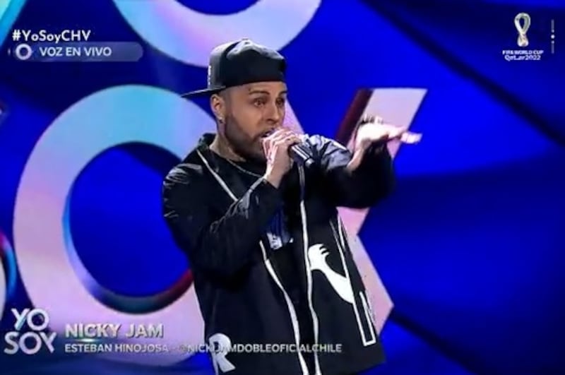 Esteban Hinojosa reconoció anoche en el programa de CHV que no sólo ha imitado la voz de Nicky Jam, sino que se ha hecho algunos retoques para parecerse físicamente al reggaetonero.