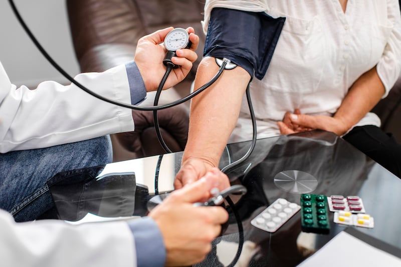 La hipertensión o hipertensión arterial, es el término que se emplea para definir el padecimiento médico que consiste en tener la presión arterial alta. Foto: Freepik.