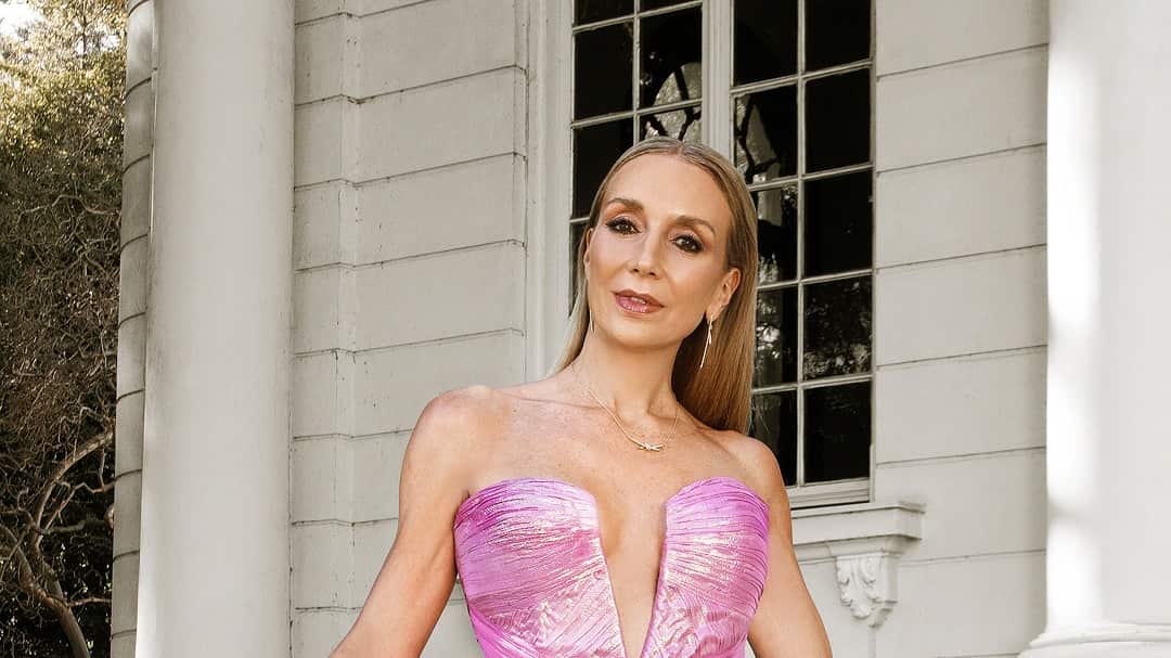 Con un look rosado la animadora Karen Doggenweiler abrió la noche inaugural del Festival de Viña del Mar 2025, vestido a cargo de una de las diseñadoras chilenas más importantes y reconocidas de los últimos años: Makarena Montaner.
El elegante vestido de seda -en tonos rosados, con destellos dorados y un escote en V- fue complementado con joyas Tiffany & Co y los zapatos Castañer, mientras el pelo y maquillaje fueron trabajados de manera de verse muy limpios, destacando fuertemente sus ojos en el rostro.
Así lo explica lo diseñadora,