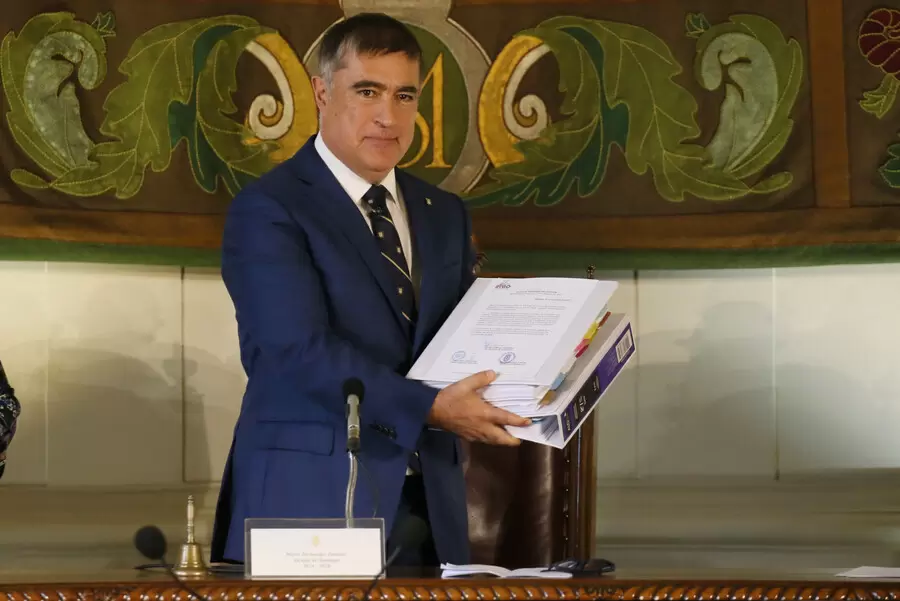 Nuevo alcalde de Santiago retira banderas LGBT y Mapuche Nuevo alcalde de Santiago retira banderas LGBT y Mapuche