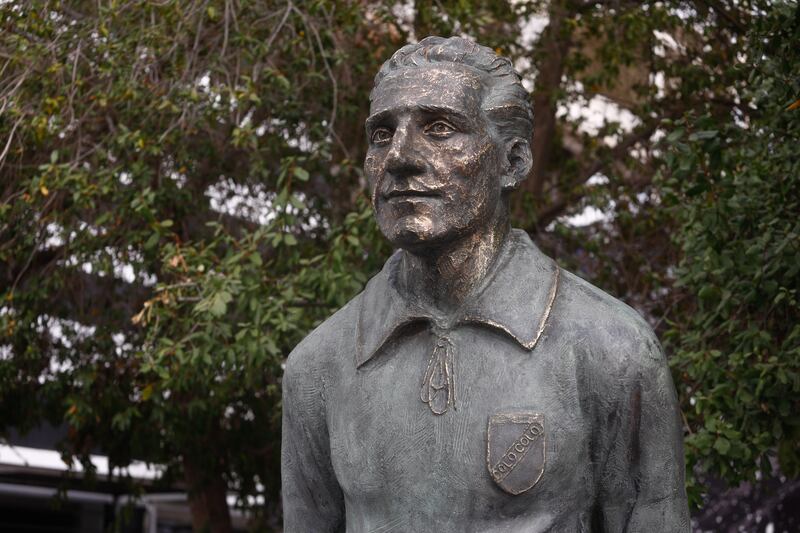 Conmemoracion del Centenario de Colo colo en el estadio monumental | 19 DE ABRIL 2025 / SANTIAGO
Club social y deportivo Colo coló junto con jugadores históricos del equipo destapan la estatua de su fundador, David Arellano, en el marco de su Centenario en el Estadio Monumental. 
FOTO: LUKAS SOLIS / AGENCIAUNO