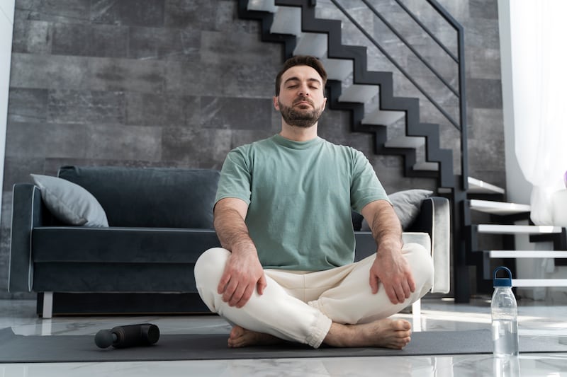 Un estudio revela que tan solo una semana de meditación intensiva y prácticas mente-cuerpo puede generar cambios medibles tanto en el cerebro como en el organismo. Foto: Freepik.