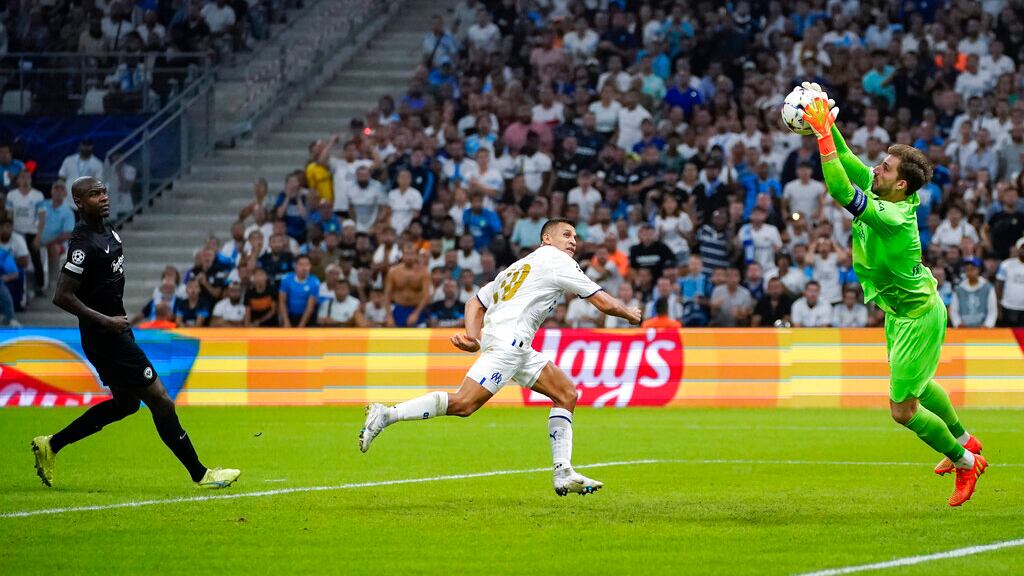 Alexis y una de sus ocasiones ante Frankfurt