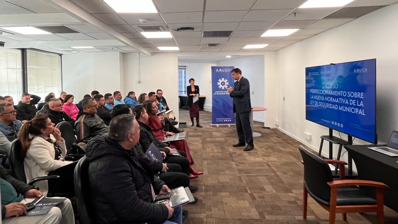 Nueva Ley de Seguridad Municipal entra en acción: capacitan a más de 100 funcionarios en todo Chile