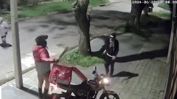 En medio de la ola de robos a repartidores de comida en Mar del Plata, un delivery se percató de que iba a ser víctima de un asalto, sacó un machete de su mochila y corrió a los dos ladrones, alcanzando a uno de ellos.
El hecho ocurrió el sábado a las 22 en la ciudad de Mar del Plata y quedó registrado en un video tomado por una cámara de seguridad.