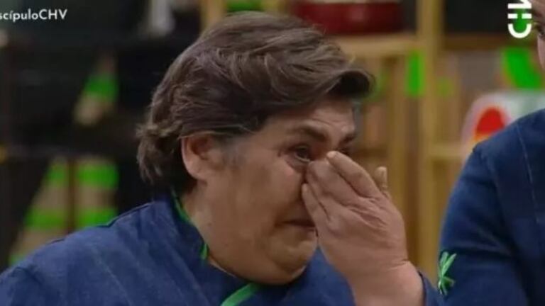 Leonora Saavedra se convirtió en la última eliminada de El Discípulo del Chef, en un capítulo donde no faltaron las lágrimas… pero no precisamente por la despedida.
Y es que la exparticipante de Masterchef no contuvo el llanto al presentar uno de sus platos (en la primera prueba) y recibir una fuerte crítica de parte de Yann Yvin.
