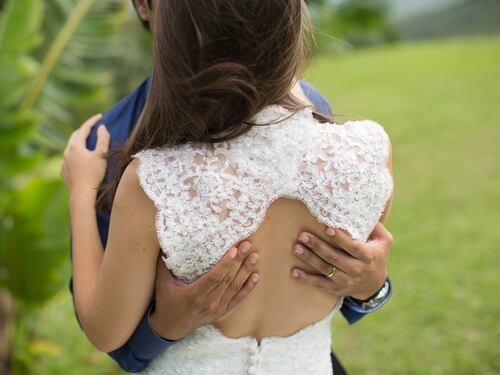 Boda en India termina en tragedia: novio es apuñalado y el ataque queda grabado por un dron