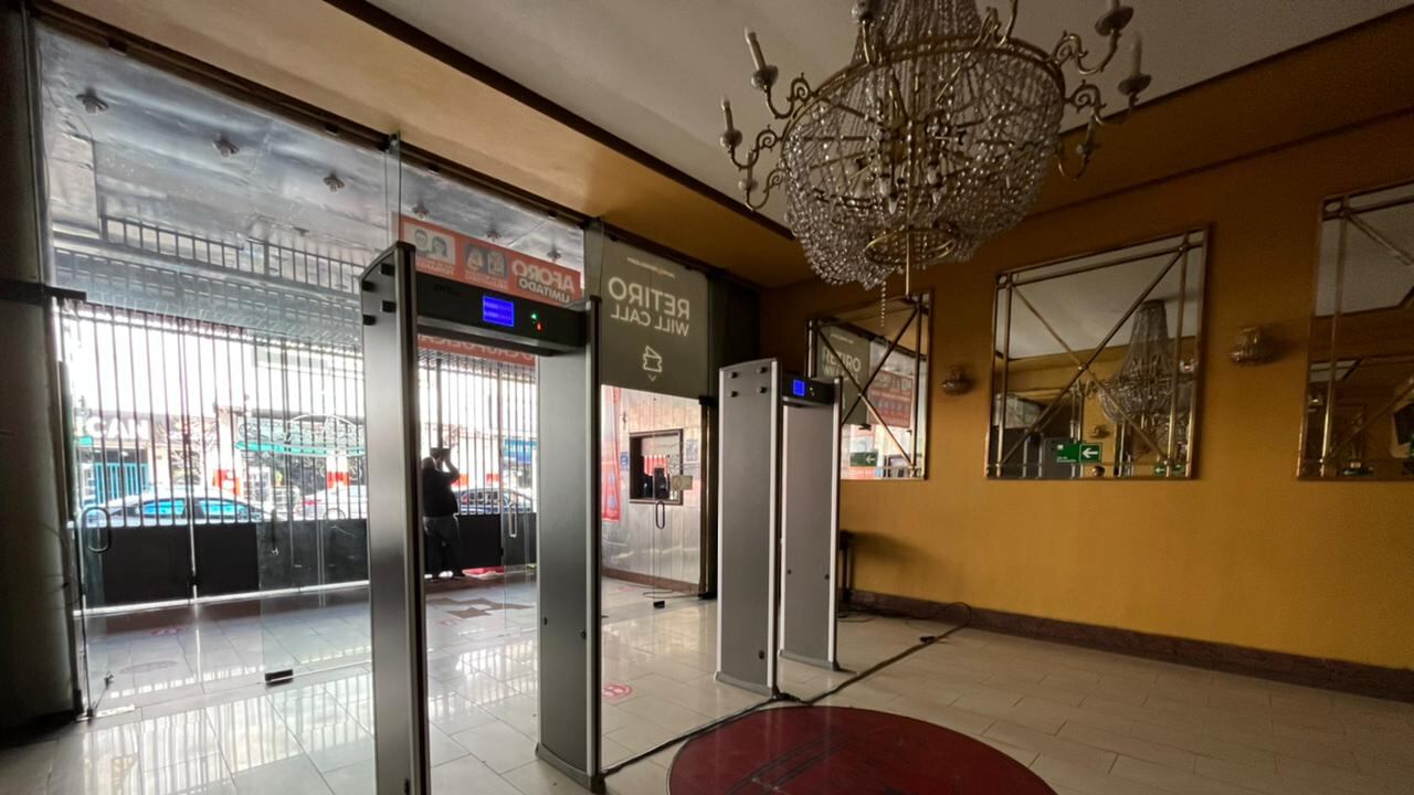 Teatro Caupolicán debió reforzar sus ingresos por seguridad.