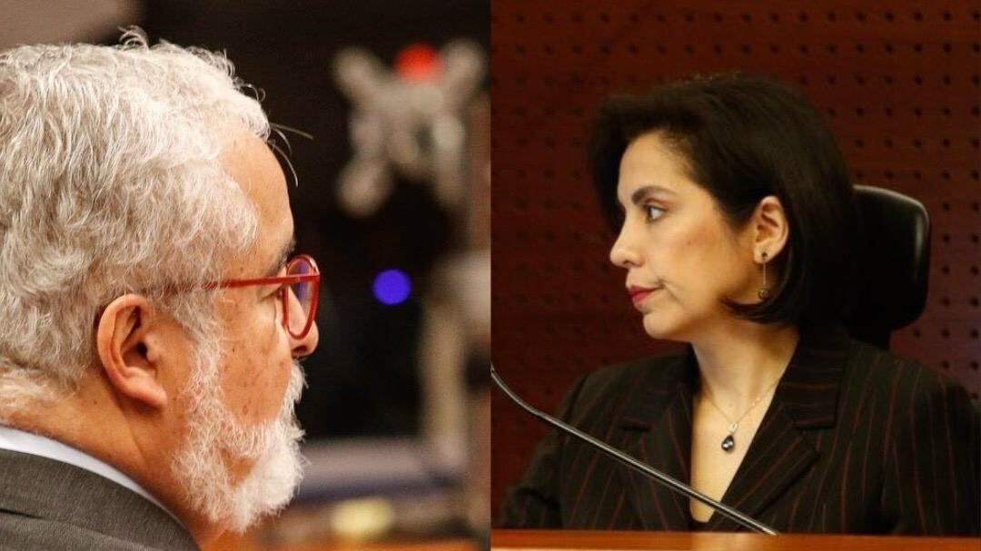 El nombre de la jueza Mariana Andrea Leyton Andaur saltó a la palestra en los últimos tras llevar adelante el mediático juicio contra Luis Hermosilla por el Caso Audio, a quien dejó en prisión preventiva por considerarlo un peligro para la sociedad, junto a la también abogada Leonarda Villalobos. Esto, por los delitos de sobornos, lavado de activo y delitos tributarios.
Pero, la trayectoria de la magistrado de 45 años, oriunda de Buin, es de larga data. Incluso, ya tuvo otro mediático juicio contra el exalcalde de Vitacura, Raúl Torrealba, de quien ordenó el allanamiento a su domicilio por corrupción.
Según da cuenta el medio ExAnte, Leyton “fue relatora de la Corte de Apelaciones de Arica y jueza de Garantía de esa ciudad, desde donde llegó a Santiago, donde ha sido descrita como una jueza aplicada”.