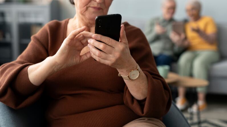 Adulta mayor con celular | Fuente: Freepik