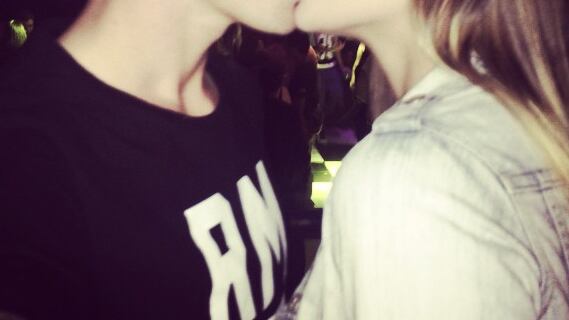 Sin embargo, este disgusto entre ambos no duro mucho ya que durante esta jornada Faloon Larraguibel y Jean Paul Pineda fueron vistos en un evento.
Resulta que los tortolitos asistieron al concierto de Romeo Santos en Chile, así lo consignó la página de Instagram Copuchas_tv1, quienes compartieron el polémico registro.