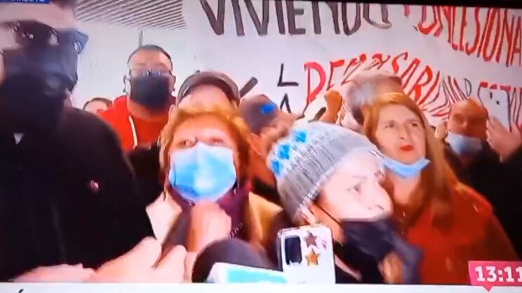 Hombre que gritaba contra Boric fue acusado de deber 400 mil a una mujer que también estaba en el lugar.