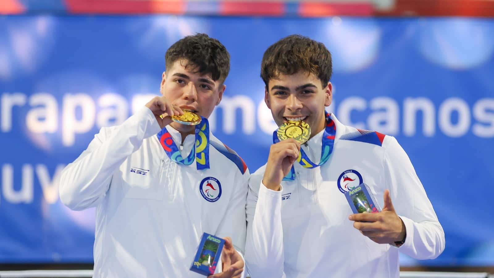 Cerpa y García celebran con las medallas de oro obtenidas en dobles serie 14-20.