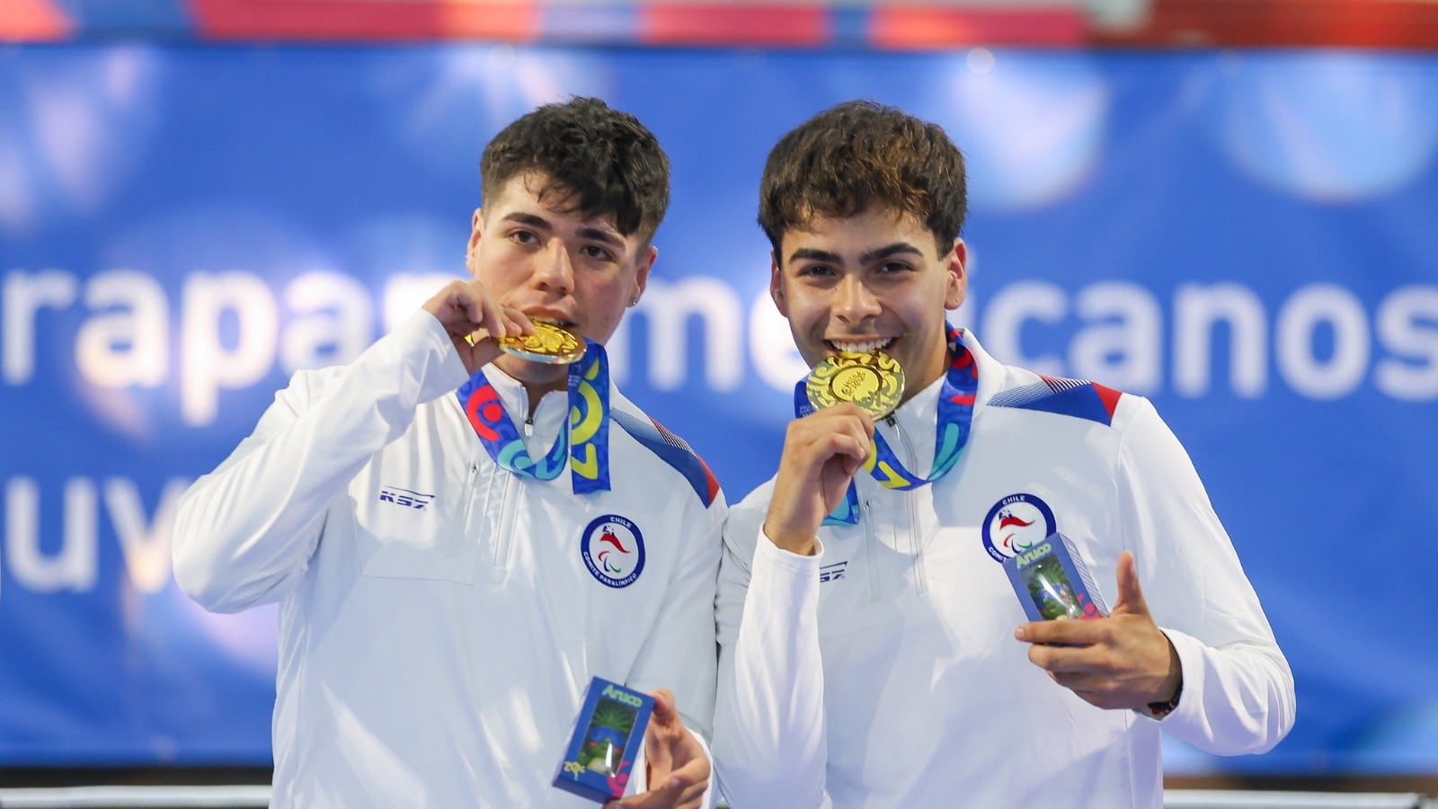 Cerpa y García celebran con las medallas de oro obtenidas en dobles serie 14-20.