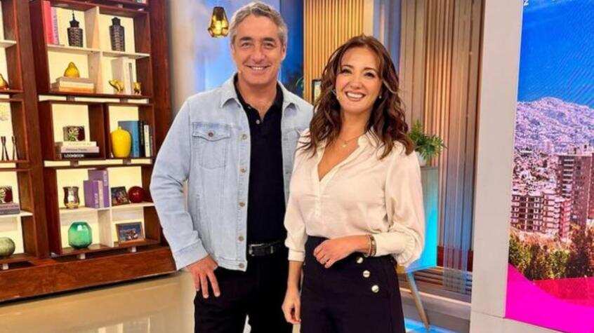 Así lo contaron en el programa Que te lo digo, mostrando una fotografía donde se veía a los periodistas en el Aeropuerto de Santiago, previo a subirse al avión que los llevaría a Estados Unidos para disfrutar del fin de semana XXL. 
Según contó el trío farandulero, los conductores se fueron rumbo al terminal aérea al término del matinal de Canal 13, momento donde fueron captados por un caza noticias de la prensa rosa, esperanzado de tener la primicia que muchos esperan: confirmar si detrás de esas profunda amistad hay algo más, como se ha especulado desde antes de que trabajaran juntos en Tu Día.