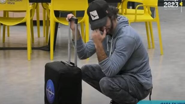 Por segunda vez el participante Lucas Crespo se arrepintió de su renuncia al reality Gran Hermano. Si bien, en la primera oportunidad decidió quedarse antes del plazo de 24 horas que le dieron para pensarlo, en esta ocasión estaba con las maletas listas y sus compañeros formados en el patio para darle el último adiós. Sin embargo, un mensaje de sus padres lo hizo cambiar de opinión, en el último minuto.
“Antes que te vayas y para regalonearte te queremos mostrar un mensaje bien especial”, le dijo la animadora Diana Bolocco.
