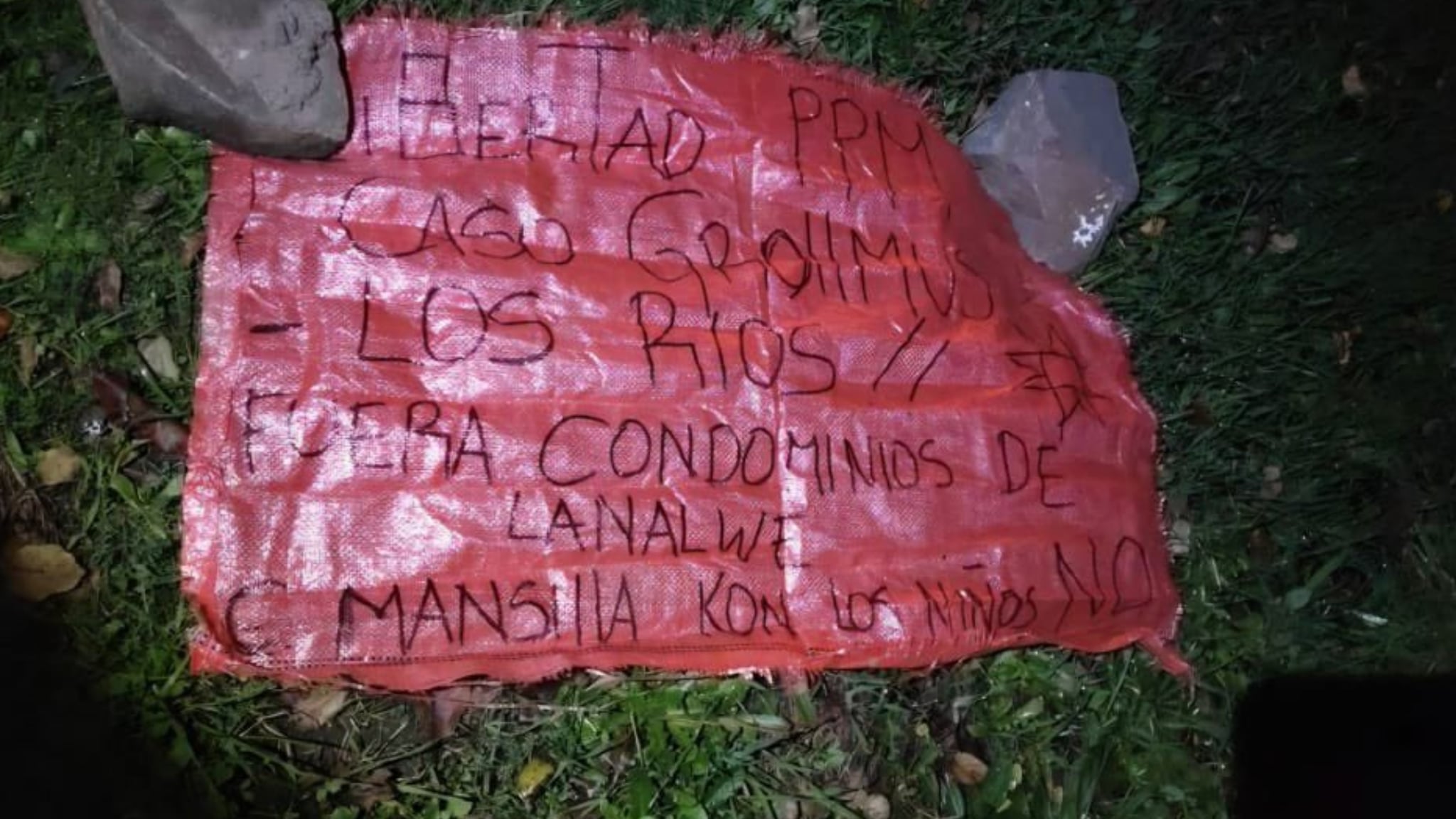 En el lugar del ataque incendiario se dejaron pancartas alusivas a la causa mapuche